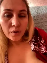 YourBlondee webcam model stream image