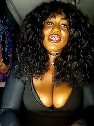 AmazonianMistress webcam model stream image