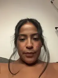 LeahBar webcam model stream image