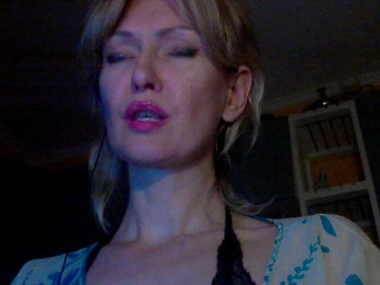 RedEmemdems webcam model stream image