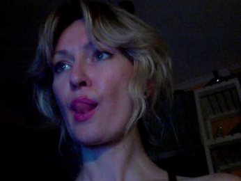 RedEmemdems webcam model stream image