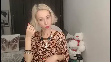 LuxuryNika webcam model stream image