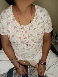 Lovly_pari webcam model stream image