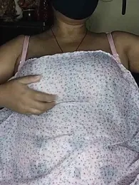 Lovly_pari webcam stripchat model stream image