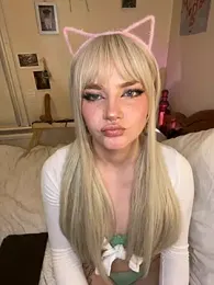 April_LoveUK webcam model stream image