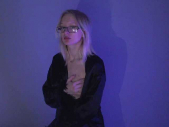 Chloe1love webcam model stream image