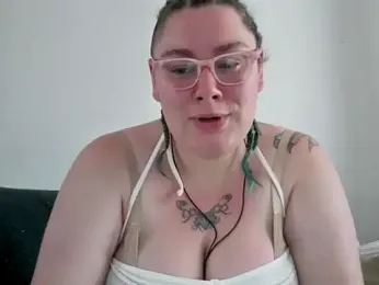 Bustycurves webcam model stream image