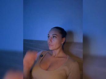 QWEENII webcam model stream image