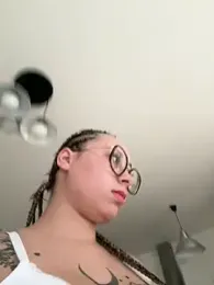 queenlo_xxx webcam model stream image