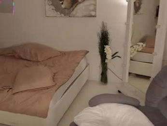 lili_and_niki webcam model stream image