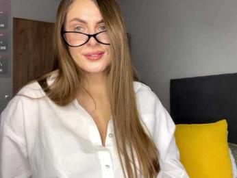 LucyWillow webcam bongacams model stream image