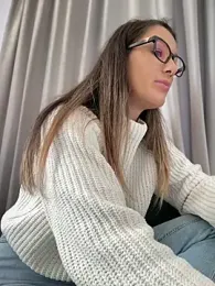 HotXMom webcam model stream image