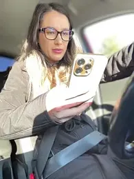 HotXMom webcam model stream image