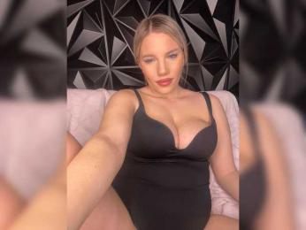 LYALYAtop webcam model stream image