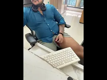 FlirtyxBoy webcam model stream image