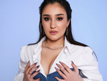 LindeWhite webcam model stream image