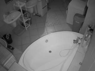 voyeurcam-julmodels-bath-1st-1 webcam model stream image