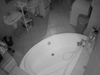 voyeurcam-julmodels-bath-1st-1 webcam model stream image