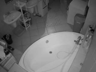 voyeurcam-julmodels-bath-1st-1 webcam model stream image