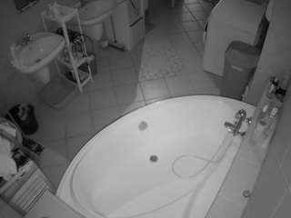 voyeurcam-julmodels-bath-1st-1 webcam model stream image