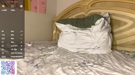 VibeQueenLucy webcam model stream image