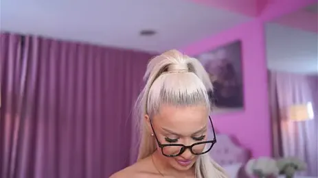 LaraBrynn webcam stripchat model stream image