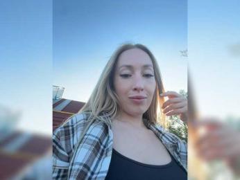 Chloee webcam model stream image