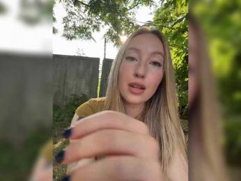 Chloee webcam model stream image