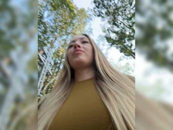 Chloee webcam model stream image