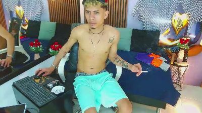 SkinnycuteAlyer webcam model stream image