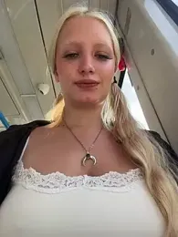 Elfi_InPublic webcam stripchat model stream image