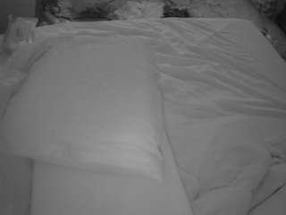 voyeurcam-julmodels-whitebed-1 webcam camsoda model stream image