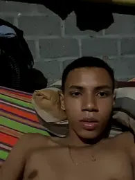 Alvarozzxv webcam model stream image