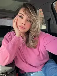 Alirawrz webcam stripchat model stream image