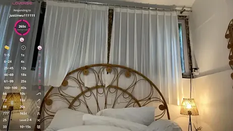 LezlieGreet webcam model stream image