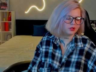 shadow-purr webcam model stream image