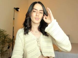 Louissa Bennett webcam model stream image