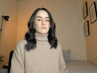 Louissa Bennett webcam model stream image