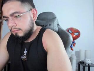 Luigi White webcam model stream image