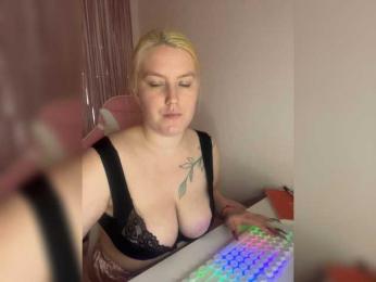 DollVice webcam model stream image