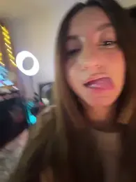 aly_golden_ webcam model stream image