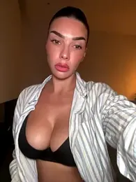 krissiswrld- webcam model stream image