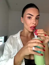 krissiswrld- webcam model stream image