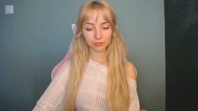 LuciaAdorable webcam model stream image