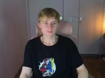 avenrey webcam chaturbate model stream image
