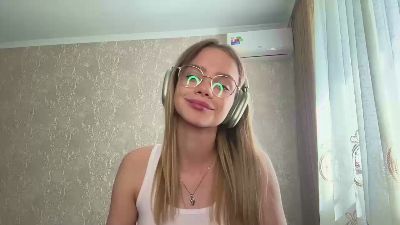 OuidaWilfong webcam model stream image