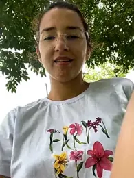 Yelaine webcam model stream image