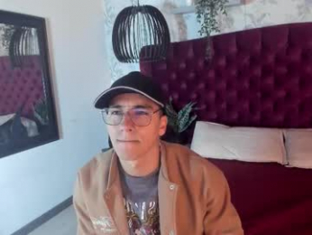 andyjoy_ webcam model stream image