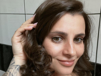 AnishaBee webcam model stream image