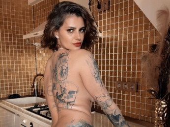 AnishaBee webcam model stream image